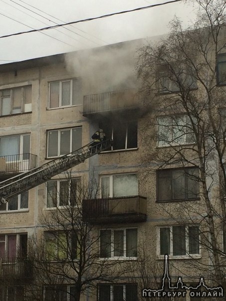 Пожар в доме на 4-ом этаже На Альпийском пер. Реанимация только отъехала