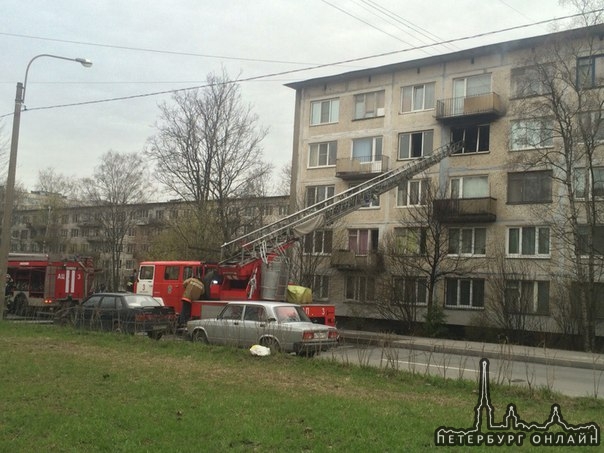 Пожар в доме на 4-ом этаже На Альпийском пер. Реанимация только отъехала