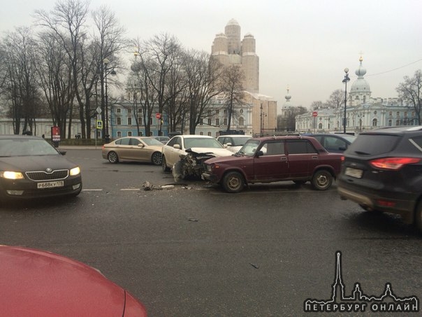 На Площади пролетарской диктатуры автомобиль совсем потерял товарный вид