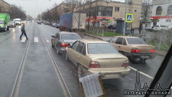 Нексия въехала в зад Ниссану перед ПП