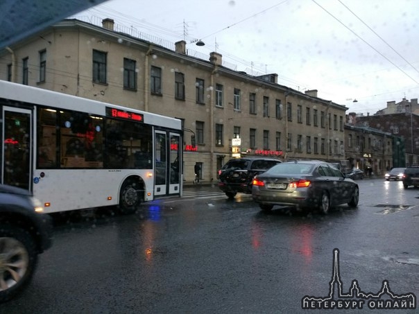 Автобус смачно жахнул жыпу в зад. У того даже заднее стекло вывалилось.