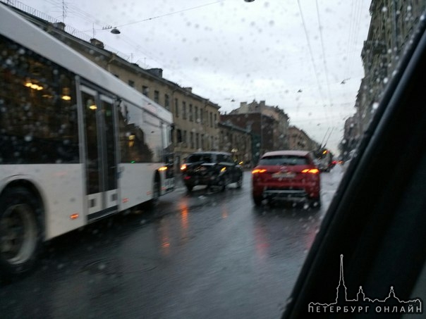 Автобус смачно жахнул жыпу в зад. У того даже заднее стекло вывалилось.