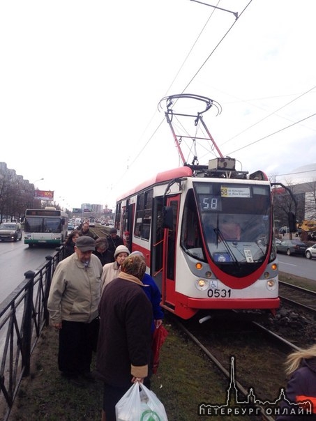 Встал трамвай 58 напротив Вояжа у Озерков в сторону Просвета. Образовалась пробка из трамваев