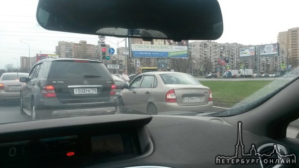 ДТП на перекрестке Орджоникидзе и Витебского проспекта, правая полоса, проезду достаточно мешают. Об...