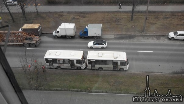 На Пр Мечникова (Пискарёвка) два маршрутчика не поделили дорогу или пассажиров , затора ещё нет , ...