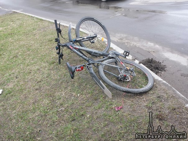 Сегодня в 11:00, около Маршала Казакова 32, погрузчик МАН сбил велосипедиста. Без серьезных травм.