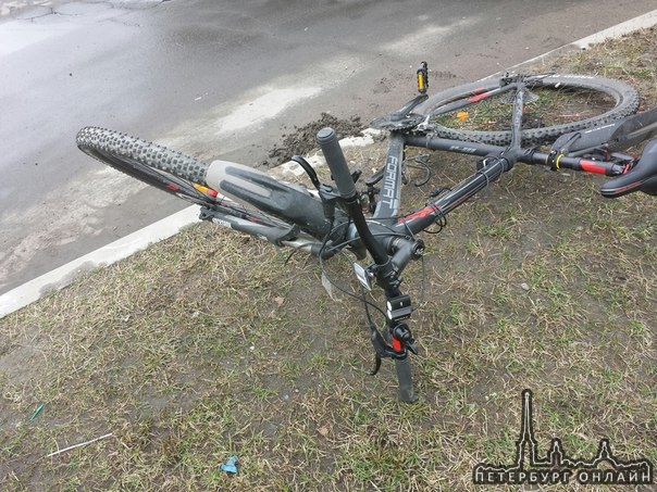 Сегодня в 11:00, около Маршала Казакова 32, погрузчик МАН сбил велосипедиста. Без серьезных травм.