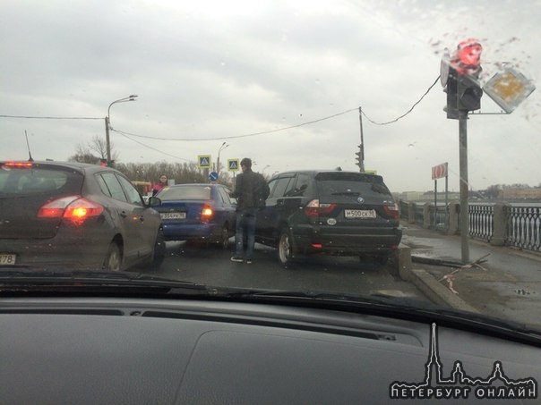 Только что перед нами, октябрьская набережная в сторону Володарки. Школьник-псих на Х3 которого мы п...