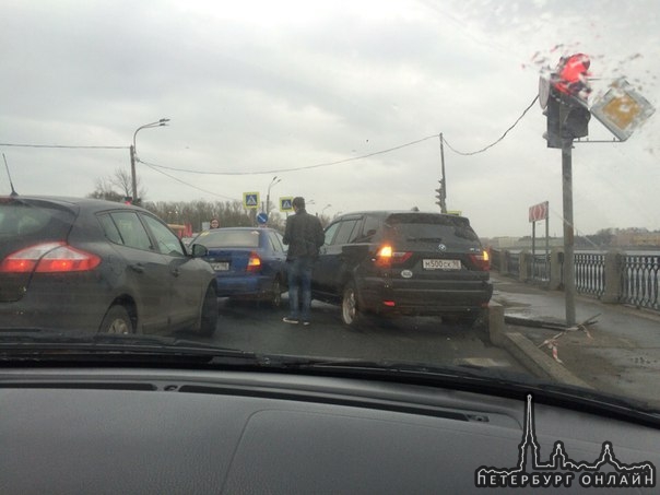 Только что перед нами, октябрьская набережная в сторону Володарки. Школьник-псих на Х3 которого мы п...