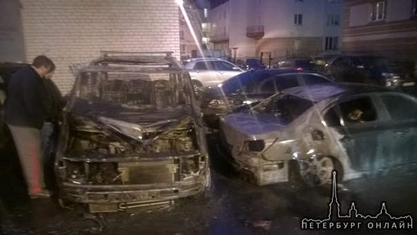 Поджег автомобиля. Между 3:30 и 4:00 часами , во дворе д.33 по бульвару Алексея Толстогов Пушкине.