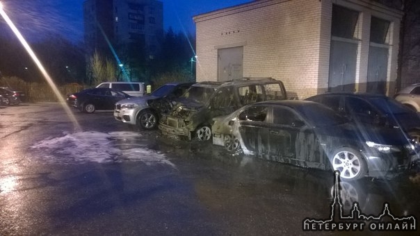 Поджег автомобиля. Между 3:30 и 4:00 часами , во дворе д.33 по бульвару Алексея Толстогов Пушкине.