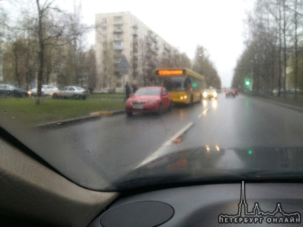 На Серебристом бульваре д.11 автобус догнал такси, стоят общаются.