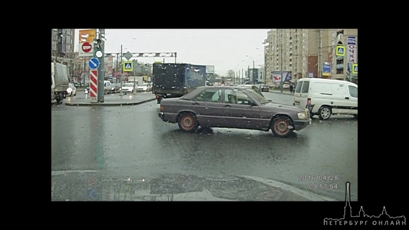 Мужчина на стареньком Mercedesе, остановился на перекрестке и поймал бегающего между машинами коте...