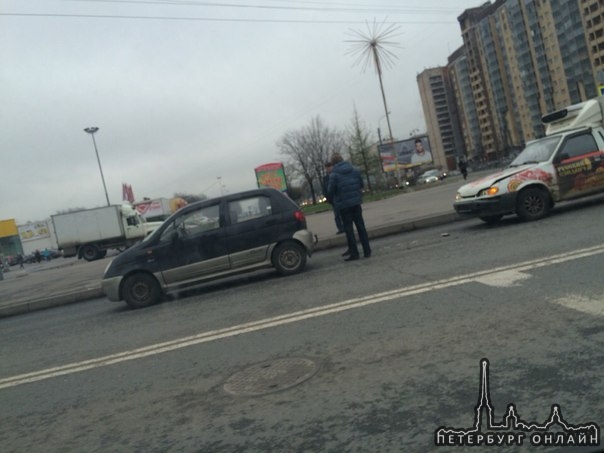 На Подвойского 22(перекресток с Большевиков) ВИС догнал Matiz.