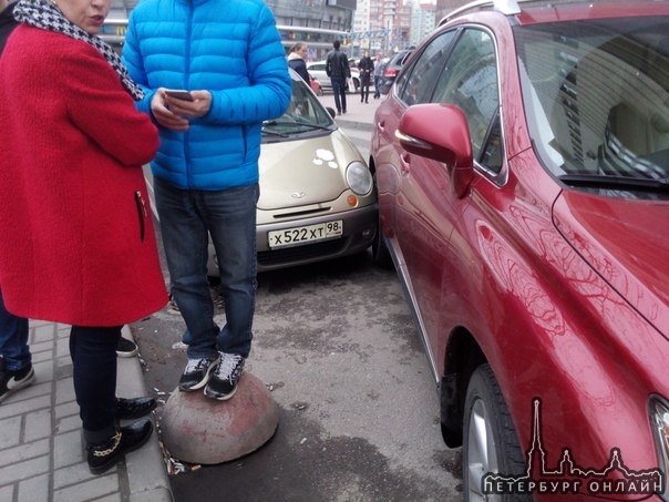 Выезд из двора на комендантский площади , около нотариуса. Время 18.30 Лучше там не выезжать.