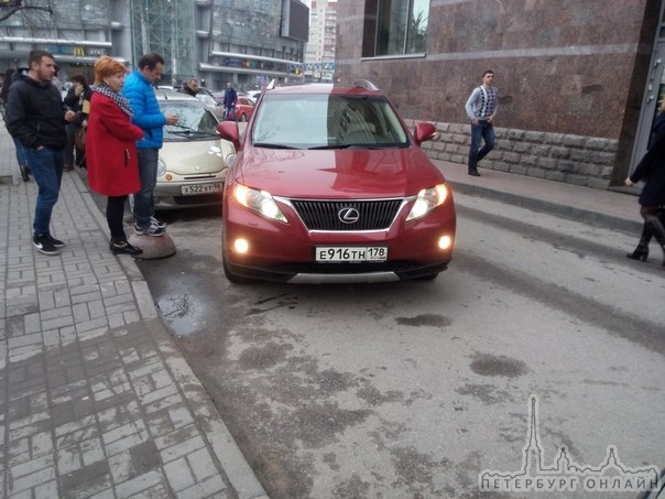 Выезд из двора на комендантский площади , около нотариуса. Время 18.30 Лучше там не выезжать.