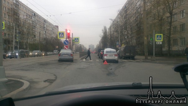 Перекресток Купчинской и Пловдивской. Стукнулись сильно, валяются осколки.