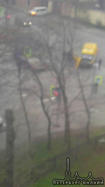 20:00 авария на углу Самойловой и Мгинской. Машина петровича и эвакуатор.