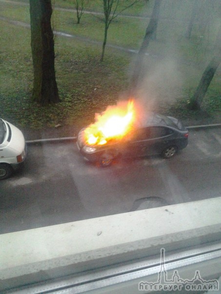 Сгорела машина Hyundai Elantra около дома по Большому Сампсониевскому 85. Как увидели, вызвали пожар...