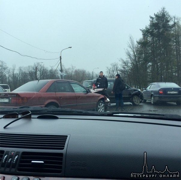 Авария на перекрестке Волхонского шоссе и Кузьминском (Парковая, Соболевская) Пушкин.