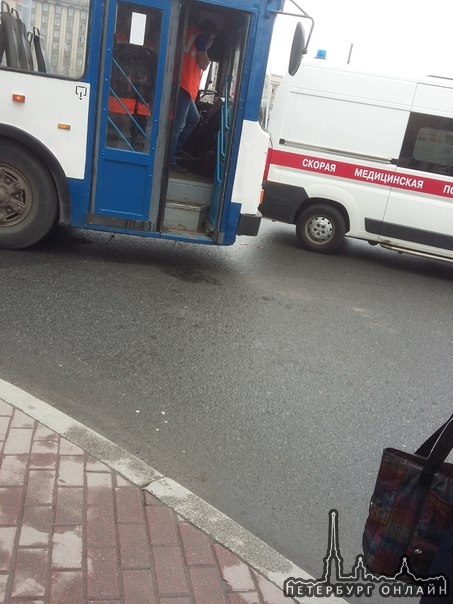 троллейбус врезался в скорую на перекрестке Московского и Ленинского проспектов