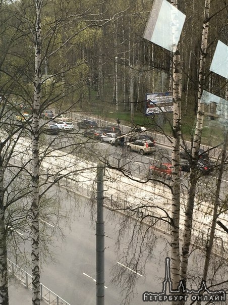 Напротив спорткомплекса Газпром, Испытателей 3 в сторону Пионерской, 4 машины друг за другом стоят. ...