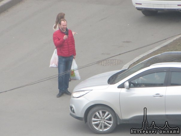 ДТП при въезде в карман Софийской 39. Машинам приходится объезжать по тротуару.