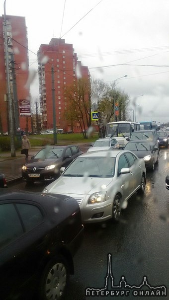 Опять на перекрестке пр.Маршала Жукова и по.Ветеранов транспортный коллапс ...не работает светофор ....