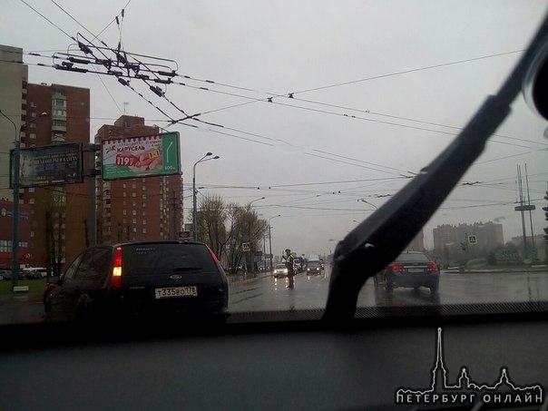 Пересечение Жукова и Ветеранов не работает светофор, но к счастью, пробки нет. На месте регулировщик...