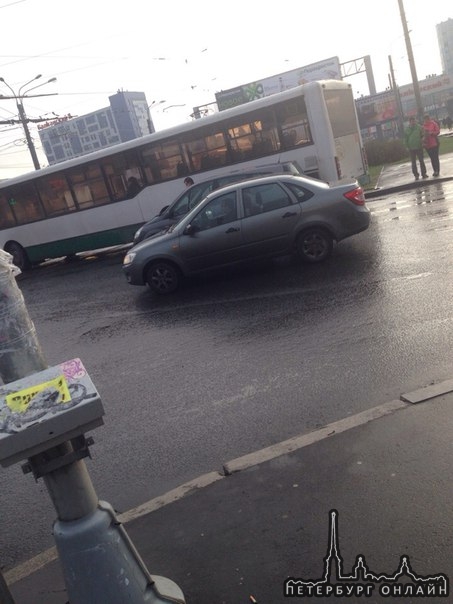 На Ярослава Гашека автобус столкнулся с машиной
