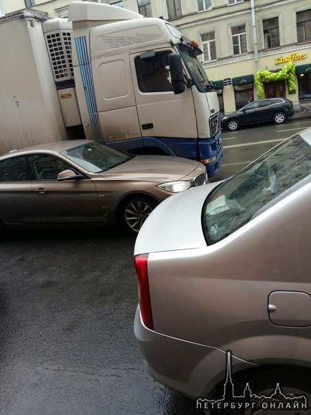 BMW подлез под грузовик на Декабристов. Сразу за Лермонтовским в сторону Театральной пл.