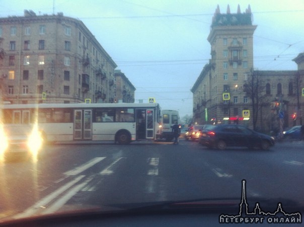 передо мной на пересечении Стачек и Зайцева по Стачек автобус догнал разворачивающуюся маршрутку. пр...