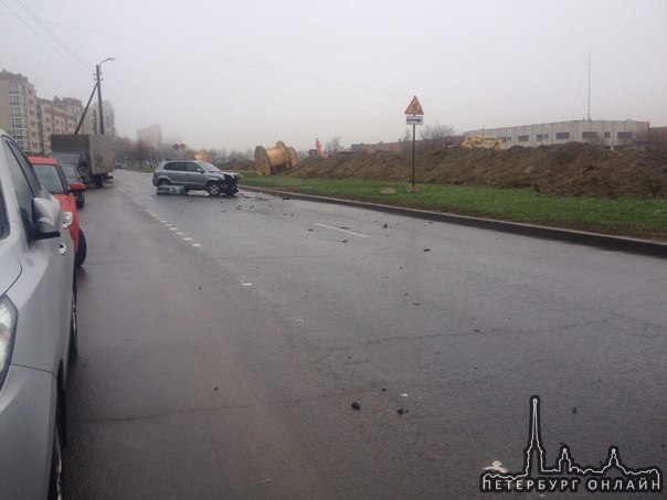 Видео как в Пушкине в утреннем ДТП 28 апреля сошлись Hyundai и Renault,