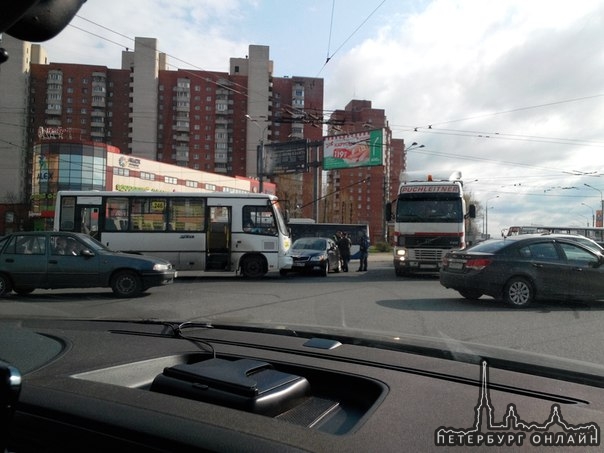 Пассажиры маршрутки не доехали кто куда хотел и вышли на пересечении Ветеранов и Жукова