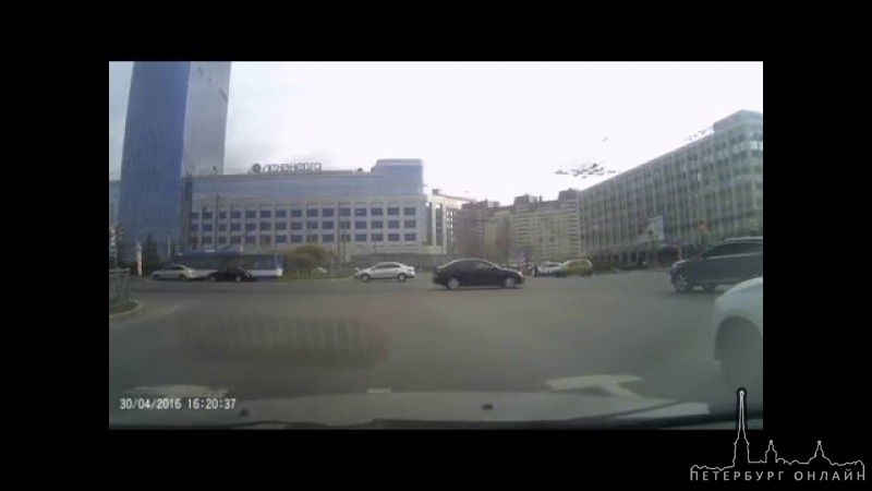 Видео ДТП мотоцикла и троллейбуса на площади Конституции