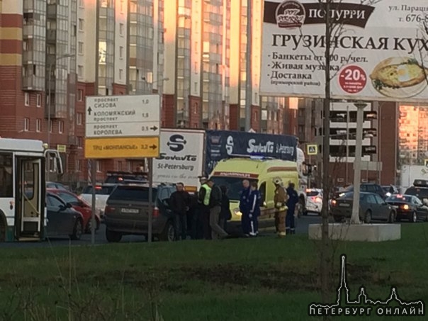 парашютная у мартыновского сквера. у машины прокололо колесо, затем она врезалась в 180 автобус.