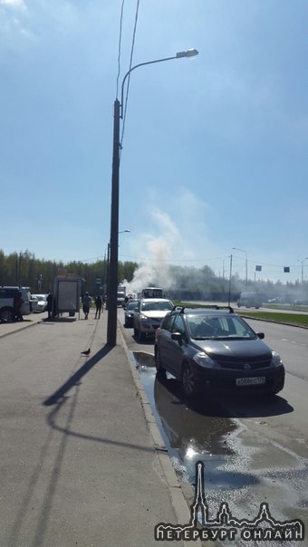 На перекрёстке Художников и Северном загорелся автомобиль.