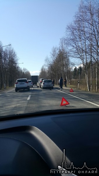 Паровозик из трех машин на Зеленогорском шоссе в поселке Репино