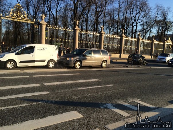 Только что КИА на Адмиралтейской набережной ударила впереди стоящую машину, та в свою очередь ударил...