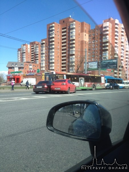 Mazda и Приора парой выехали на встречную полосу на перекрестке Ветеранов-Жукова