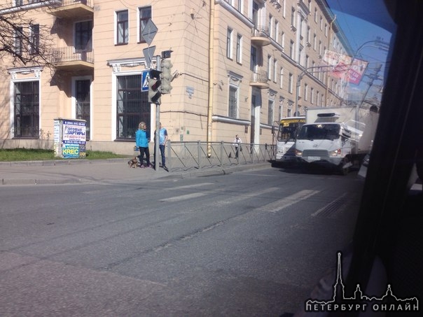 Грузовик пытался влезть и притерся к 367 маршрутке на Кантемировской улице перед Большим Сампсониев...