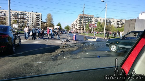 Жесткая авария с участием мотоциклиста на перекрёстке Замшиной улицы и проспекта Маршала Блюхера