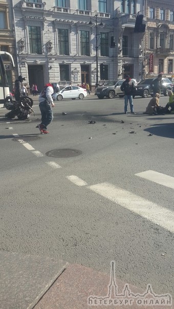 На Невском у дома 56 разбился мотоциклист, столкнулся с автомобилем