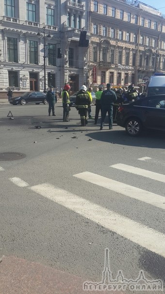 На Невском у дома 56 разбился мотоциклист, столкнулся с автомобилем