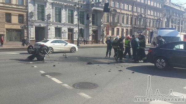 На Невском у дома 56 разбился мотоциклист, столкнулся с автомобилем