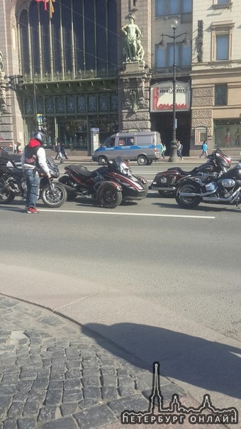 На Невском у дома 56 разбился мотоциклист, столкнулся с автомобилем