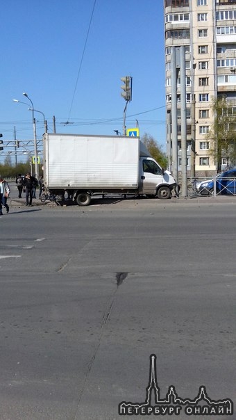 На спуске с Российского путепровода грузовик протаранил легковушку и врезался в столб на разделителе