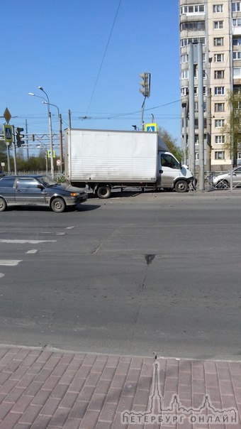 На спуске с Российского путепровода грузовик протаранил легковушку и врезался в столб на разделителе