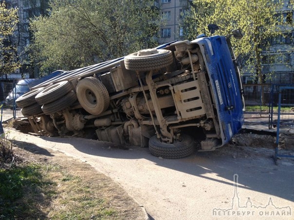 Зона разгрузки универсама Сампо на Светлановском проспекте .Асфальт провалился и хотел забрать с соб...