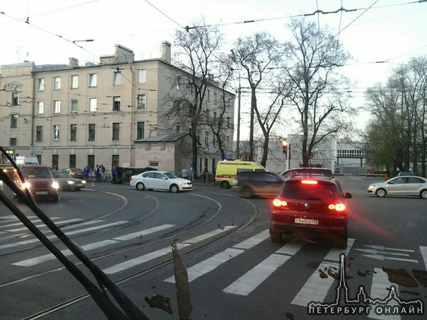 На Комсомола 1, перекрёсток с арсенальной, Стоит на аварийке, реанимация на месте. Машина на боку